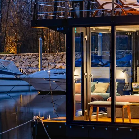 Houseboat - Maggiore Con Jacuzzi Hotel en barco